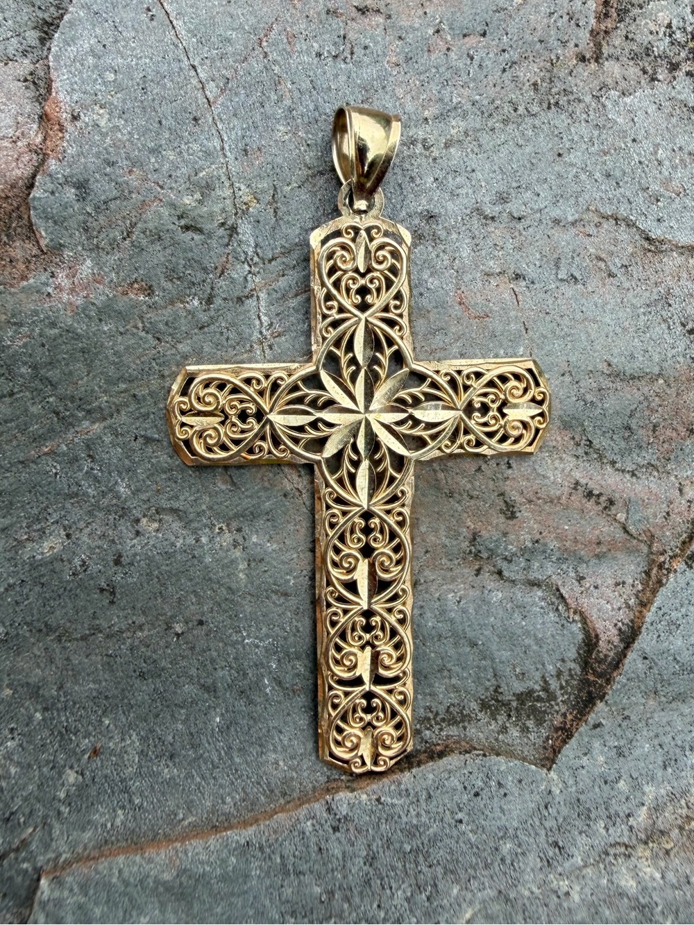 Estate 10 Karat Gold Filigree Cross Pendant 2g - Picture 3 of 10